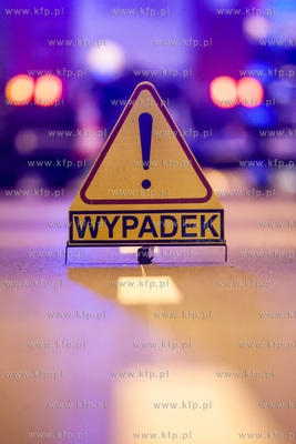 Symulowana akcja ratunkowa po zderzeniu trzech samochodow,...