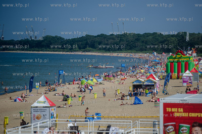 Gdańsk. Czerwona flaga na kąpielisku miejskim w Brzeźnie,...