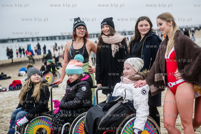 Plaża w Sopocie. Charytatywne morsowanie, w czasie...
