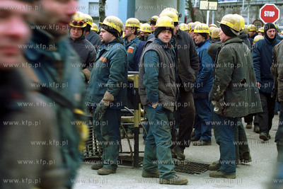 Drugi dzien strajku w Stoczni Gdynia S.A.19.02.2002fot....