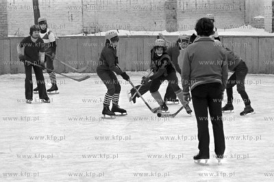 Gry eliminacyjne turnieju hokejowego drużyn szkolnych...