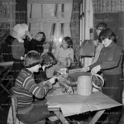 Zajęcia lekcyjne w pracowni projektowej w Liceum Plastycznym...