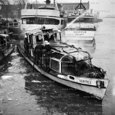 Pożar holowników Żuraw i Derkacz w porcie gdańskim....