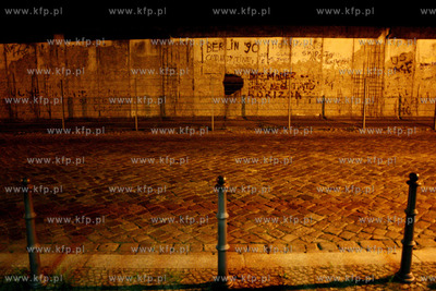 Pozostalosci berlinskiego muru niedaleko Charlie Checkpoint...