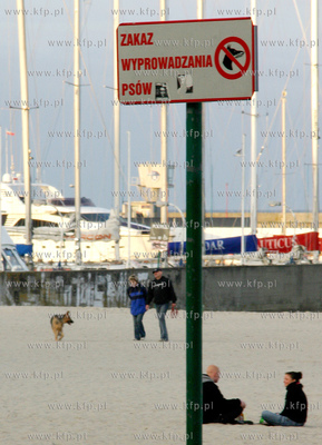 Na gdynskiej plazy nagminnie lamany jest przez spacerowiczow...