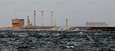 Sztormowa pogoda w gdynskim porcie
13.01.2007
Fot....