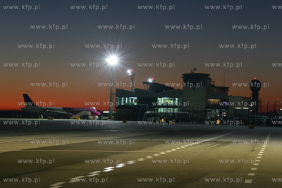 Gdansk , Rebiechowo Nz. Widok na plyte przed terminalem...