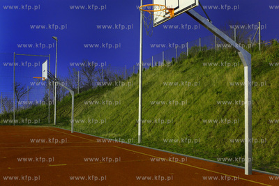 Boisko noca w Gdansku Oruni przy Zespole Ksztalcenia...