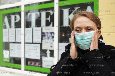 Kobieta w maseczce ochronnej. 14.11.2009 fot.Stanislaw...