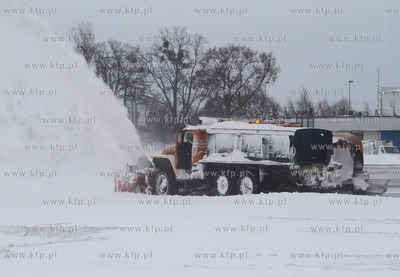 Zima na lotnisku Gdansk Rebiechowo. Nz. Odsniezanie...