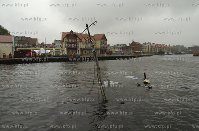 W porcie morskim w Ustce zatonal kuter wedkarski ms...