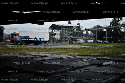 Budowa sceny glownej z okazji wielkiego widowiska plenerowego...