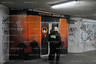 Policjanci asystuja inspektorom sanepidu  przy zabezpieczaniu...