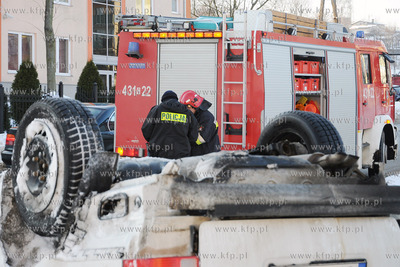 Biały Volkswagen Passat dachowal na ul. Komandorskiej...