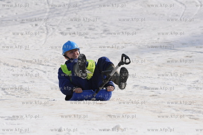 Zawody Zjazdu Na Byle Czym - rodzinna impreza na stoku...