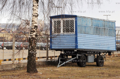 Gdynia. Wspolczesny woz Drzymaly zaparkowany pod brzoza,...