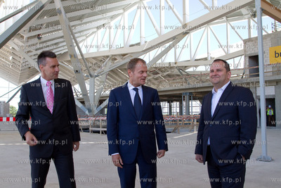 Premier Donald Tusk wizytuje budowe terminala T2 Portu...