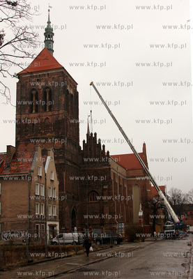 Na dach kosciola sw. Jana w Gdansku powrocila wiezyczka,...