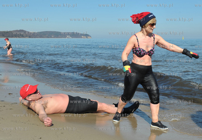 Sopot. Plaza kolo Zatoki Sztuki. Grupa morsow z Olsztyna...