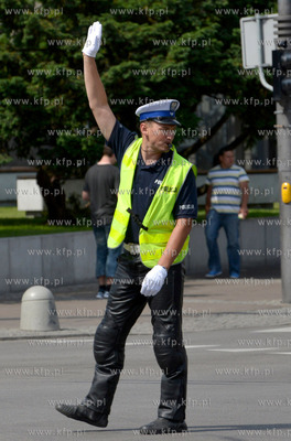 Gdynia, ul. Swietojanska. Policjanci promuja ogolnopolskie...