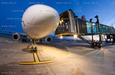 Port Lotniczy Gdansk. Nz. Embraer Polskich Linii Lotniczych...