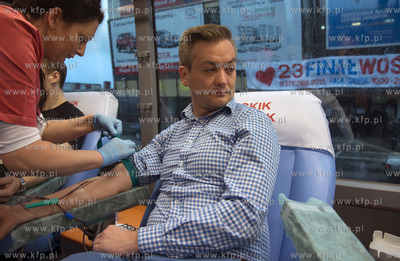 Final WOSP 2015. Prezydent Slupska Robert Biedron oddaje...