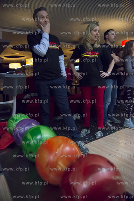 Slupsk. Prezydent Robert Biedron gral w kregle w  Kregielni...