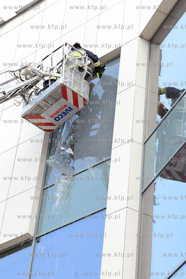 Gdynia. Straż pożarna usuwa pękniętą szybę w...