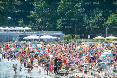 Upalna sobota na plaży miejskiej w Gdyni 15.07.2023...