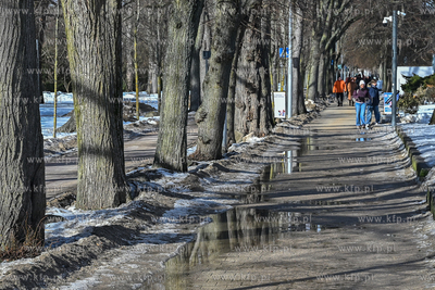Sopot. Nieuprzątnięty śnieg topnieje tworząc kałuże...