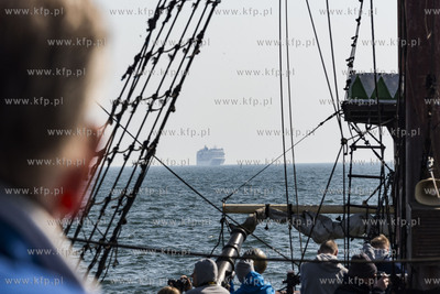 Gdynia. Rejs powitalny pierwszego w tym sezonie statku...