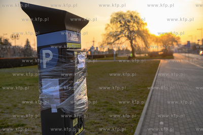 Gdynia. Skwer Kościuszki o poranku. Nz. Zafoliowany...