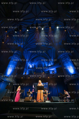 Centrum Św. Jana. Świętojańskie świętowanie /...