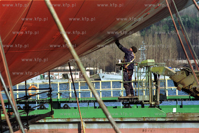 Stocznia Gdynia, ostatnie prace malarskie przed wodowaniem....