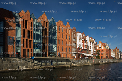 Gdanska starowka. Widok na Motlawe, nowe budynki Centralnego...