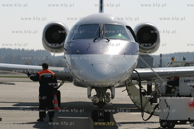 Port lotniczy w Gdansku Rebiechowie. Przed terminalem...