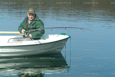 Lech Walesa na rybach. 25.04.2003 Fot. Maciej Kosycarz...