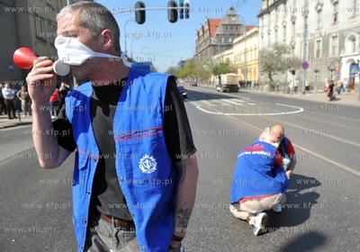 Plonace opony i petardy w srodku miasta to efekt pikiety...