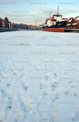 Zimowy Gdansk widziany z perpektywy zamarznietej Motlawy....