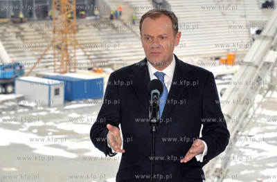 Konferencja prasowa premiera Donalda Tuska na stadionie...