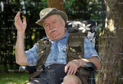 Lech Walesa w ogrodzie swojego domu na ul. Polanki...