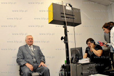Prezydent Lech Walesa zwiedza stadion PGE Arena w Gdansku....