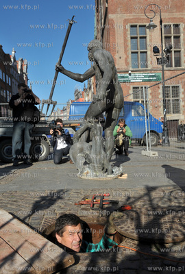 Gdansk. Demontaz figury Neptuna z fontanny na Dlugim...