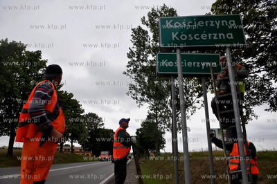 Przy wjezdzie do Koscierzyny na Kaszubach zainstalowano...