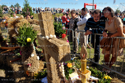 Dozynki w Luzienie na Kaszubach. Wystawa wiencow dozynkowych....