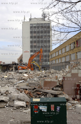 Gdansk. Wyburzanie starych budynkow pod budowe nowych...