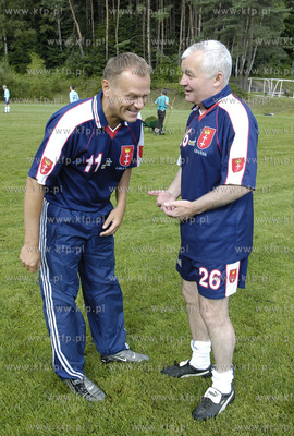 Donald Tusk i Jan Krzysztof Bielecki na boisku pilkarskim...