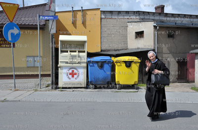 Kościerzyna. Pojemniki na śmieci i pojemnik PCK na...