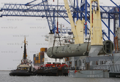 Gdansk. Gdanski terminal kontenerowy DCT - wyladunek...