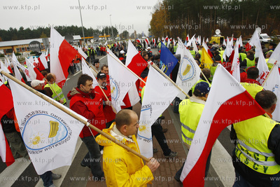 Keblowo. Rybacy blokuja droge krajowa nr 6. Jest to...